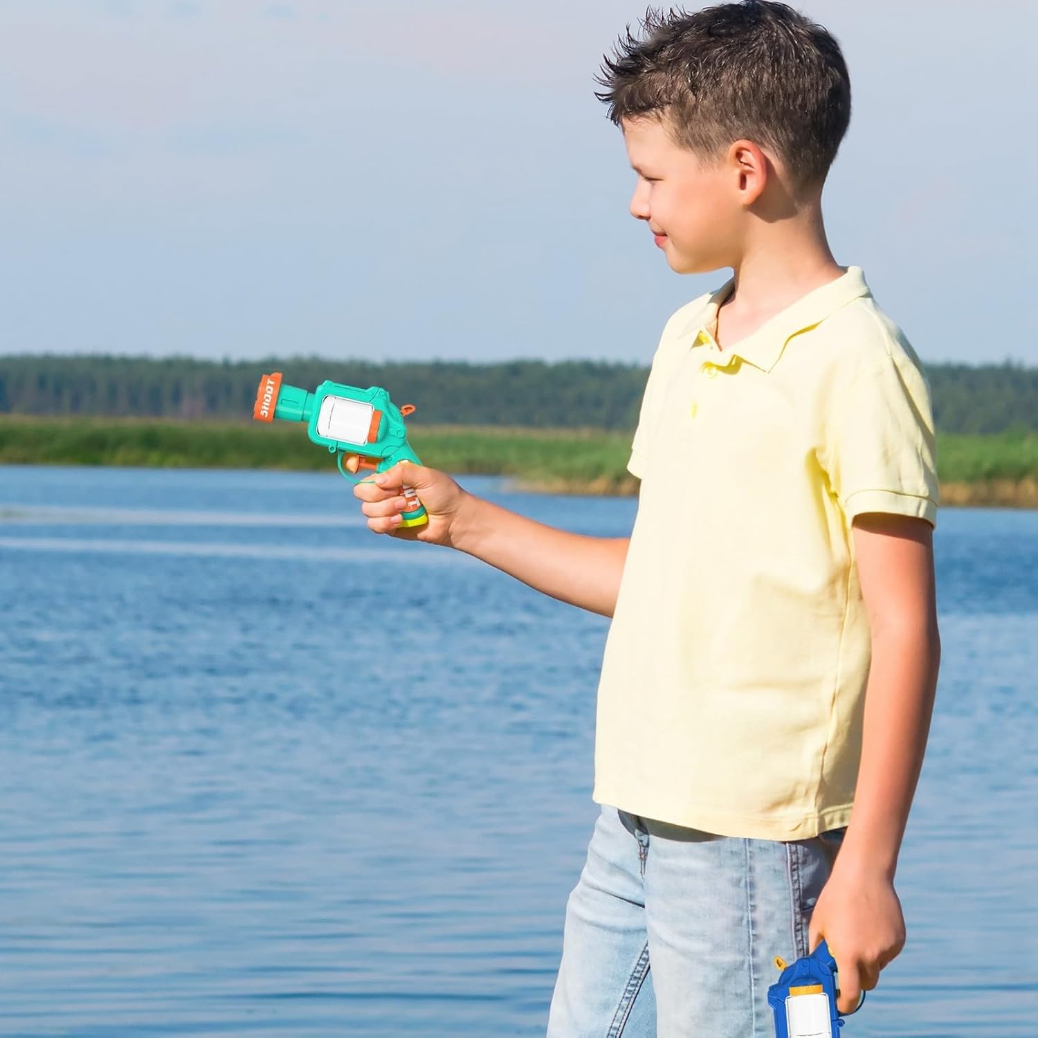 Kinderspielzeug mit Wasserpistole auf dem linken Rad